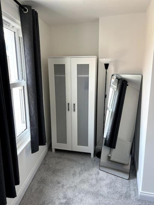 Chic 3 Bed, Great Location Apartment