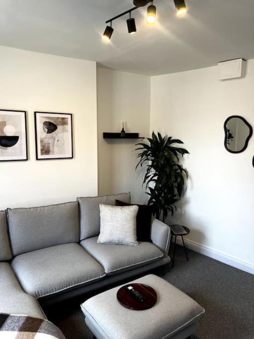 Chic 3 Bed, Great Location Apartment