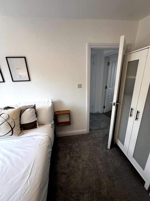 Chic 3 Bed, Great Location Apartment Winchester