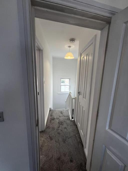 Chic 3 Bed, Great Location Apartment Winchester