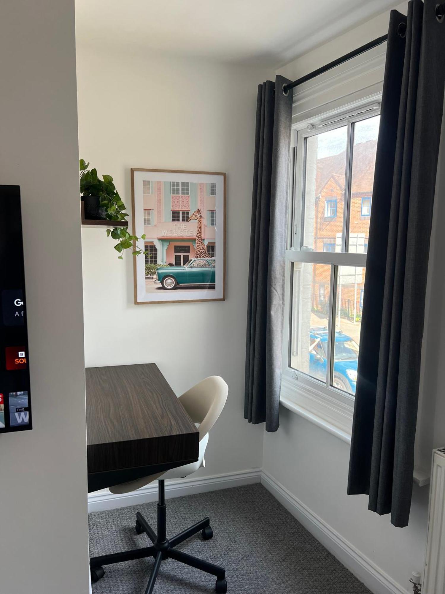 Chic 3 Bed, Great Location Apartment Winchester