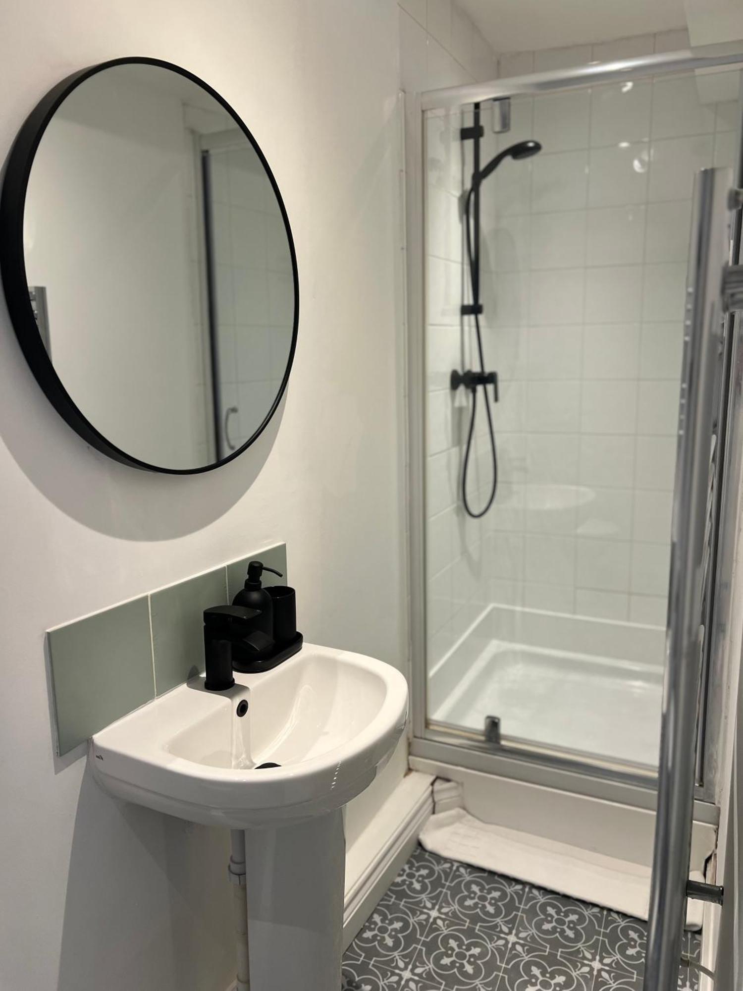 Chic 3 Bed, Great Location Apartment *