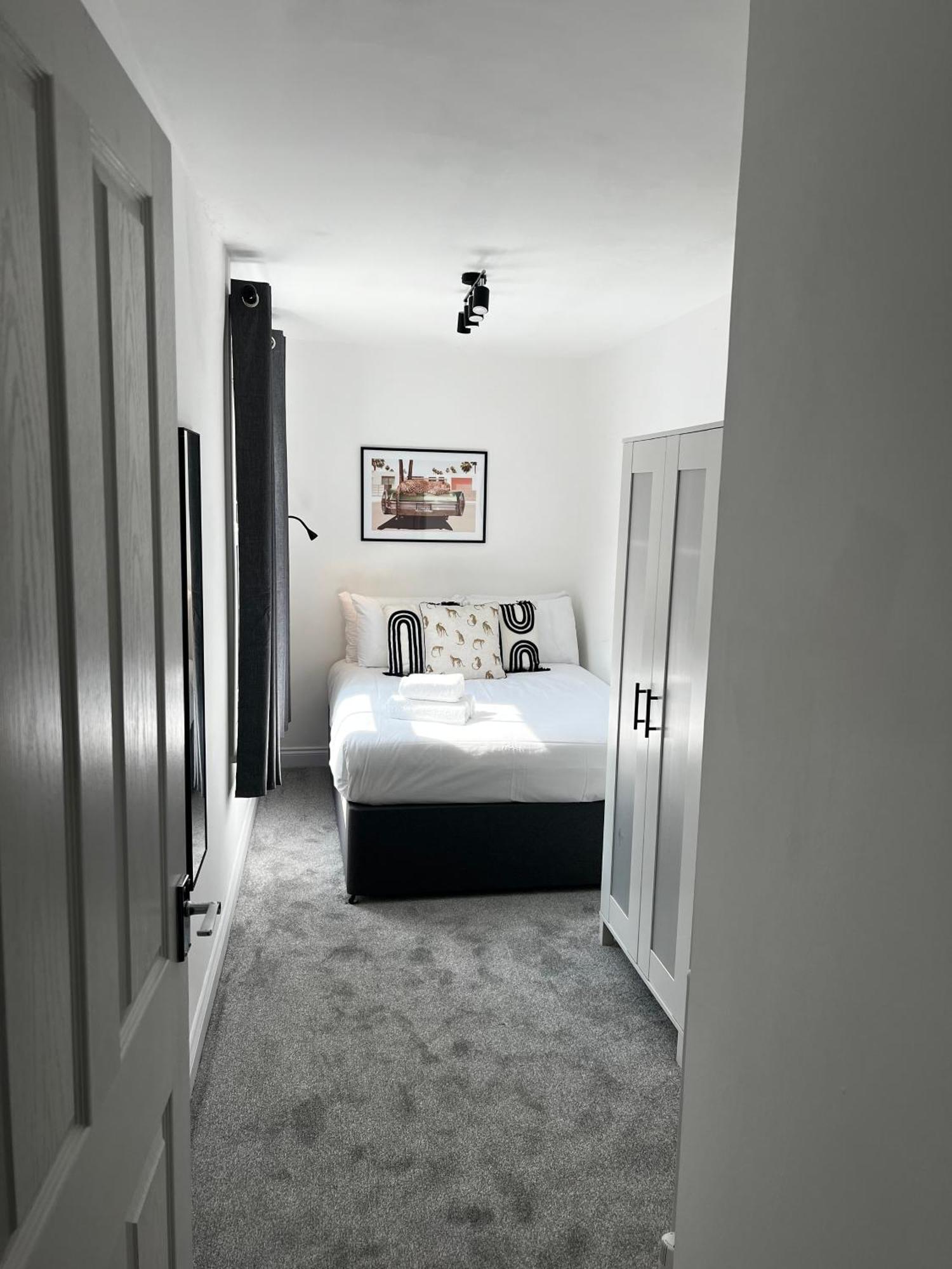 Chic 3 Bed, Great Location Apartment Winchester